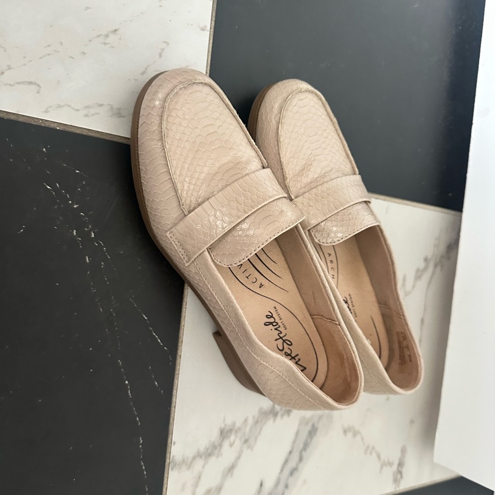Life Stride Beige Snake Print Loafers